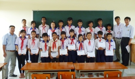 Học sinh Trường THCS Lạc Hòa nhận học bổng Grobest.