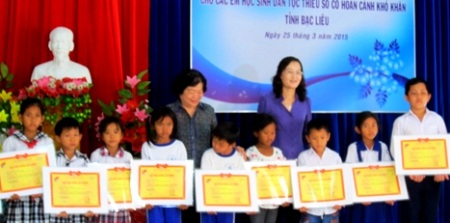 Trao 50 suất học bổng Vừ A Dính đến học sinh nghèo - 1 Trao học bổng Vừ A Dính cho học sinh nghèo Bạc Liêu. (Ảnh: CTTĐT Bạc Liêu)