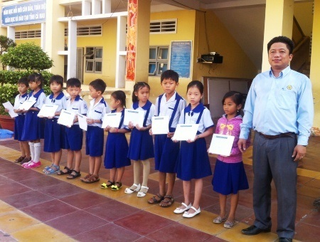 Quỹ Khuyến học Việt Nam phối hợp báo Dân trí và Grobest trao học bổng đến với học sinh nghèo Bạc Liêu, Cà Mau - 7 Đại diện Cty Grobest tại Cà Mau trao học bổng cho học sinh Trường Tiểu học Nguyễn Văn Trỗi.