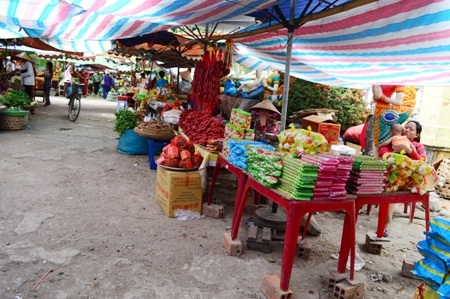 Bày bán đủ thứ hàng hóa lấn cả lối đi.