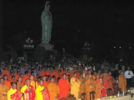 Trang nghiêm, thành kính đọc kinh cầu cho những người đã khuất.