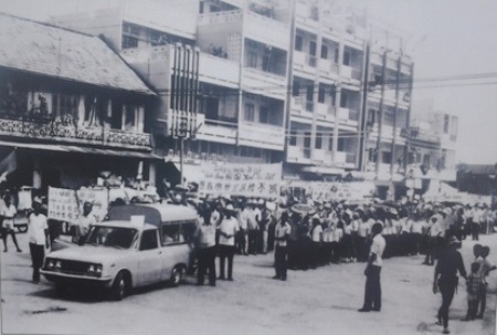 Hình ảnh Bạc Liêu những ngày giải phóng 40 năm trước - 11 Ngày 1/5/1975, tại sân vận động Bạc Liêu, các tầng lớp nhân dân xuống đường mừng giải phóng.