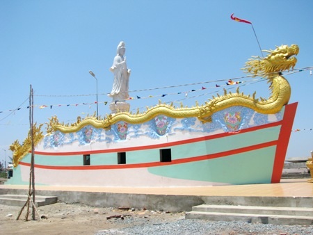 Một số công trình thể hiện tín ngưỡng của ngư dân.