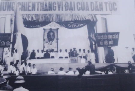 Hình ảnh Bạc Liêu những ngày giải phóng 40 năm trước - 12 Mừng chiến thắng vĩ đại của dân tộc năm 1975. (Ảnh: Tư liệu Bảo tàng).