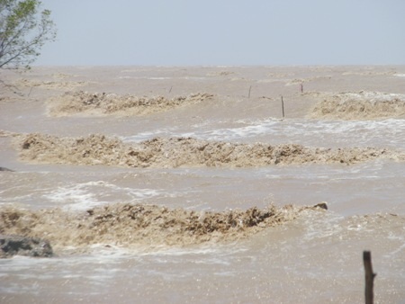 Lăng Ông Nam Hải giáp biển nên luôn có những sóng lớn đánh vào bờ trông rất thú vị.