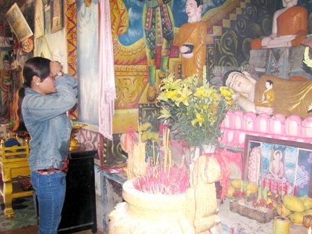 Sau khi tắm Phật, người dân thắp hương khấn vái cầu mọi sự tốt đẹp cho gia đình.