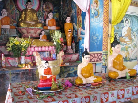 Những tượng Phật trông như mới sau khi được tắm nước hoa thơm.