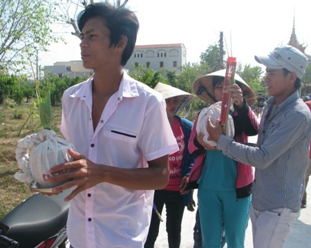 Những tượng Phật trông như mới sau khi được tắm nước hoa thơm.