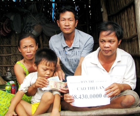 PV Dân trí trao tiền bạn đọc đến gia đình anh Huyện.