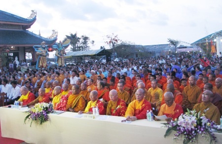 Khung cảnh đại lễ cầu siêu vì quốc thới dân an với sự tham gia của hàng trăm tăng ni, phật tử.