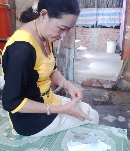 Hơn 23 triệu đồng đến với bà nuôi cháu mồ côi trong căn nhà sắp sập - 3 Đại diện địa phương kiểm đếm lại số tiền bạn đọc ủng hộ bà Mai.