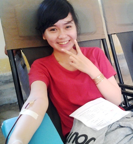 Nhiều nữ sinh xinh xắn tự tin hiến máu tình nguyện.