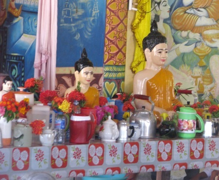 Từ đầu giờ chiều, người dân mang nước và hoa đến chùa và ngồi chờ đến giờ tắm cho Phật.