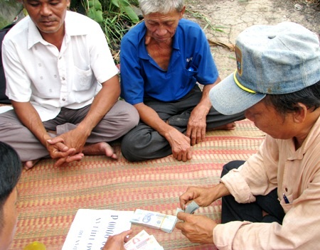 Đại diện địa phương kiểm đếm lại số tiền bạn đọc hỗ trợ cho gia đình anh Huyện - chị Lan.