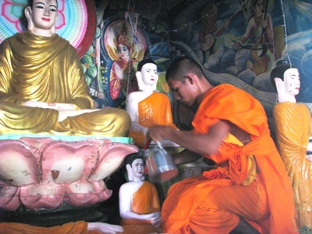 ...thì theo thứ tự các sư là người tắm Phật trước.