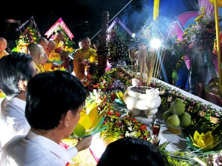 ...và thắp nến cầu siêu.