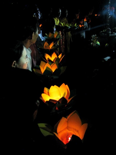 ...và thắp nến cầu siêu.