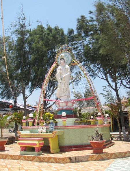 Một số công trình thể hiện tín ngưỡng của ngư dân.