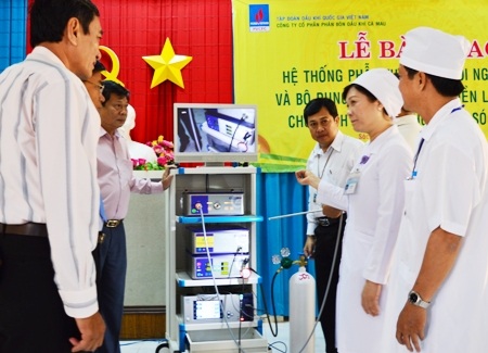 Bàn giao thiết bị y tế cho BVĐK Sóc Trăng.