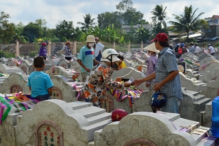 ...và dán giấy cho mồ mã thêm mới, có màu sắc hơn.