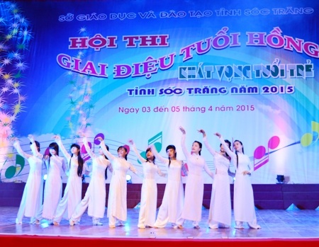 Nhiều tiết mục ca múa nhạc diễn ra rất sôi nổi của các học sinh tại hội thi.