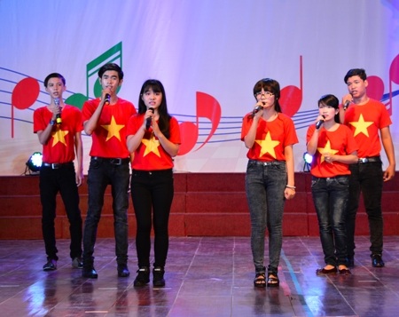 Nhiều tiết mục ca múa nhạc diễn ra rất sôi nổi của các học sinh tại hội thi.