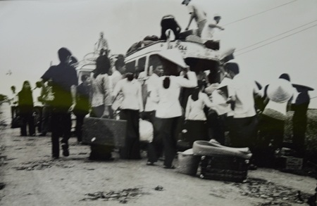 Giáo sinh sư phạm Sóc Trăng về vùng kháng chiến xóa mù chữ.