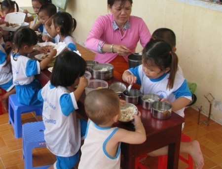 Hậu Giang chỉ đạo tăng cường đảm bảo an toàn thực phẩm trong trường học - 1 Một bữa ăn của các cháu tại một trường mẫu giáo ở Hậu Giang. (Ảnh minh họa)