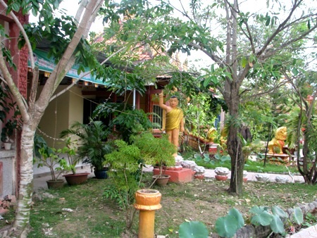 Khuôn viên chùa rộng lớn với những am thờ, vườn cây xanh tươi...