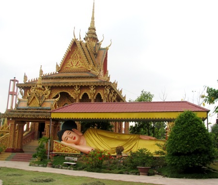 Bên ngoài và trong ngôi chánh điện.