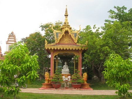 Khuôn viên chùa rộng lớn với những am thờ, vườn cây xanh tươi...