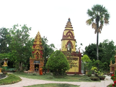 Khuôn viên chùa rộng lớn với những am thờ, vườn cây xanh tươi...