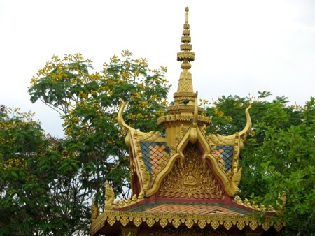 Khuôn viên chùa rộng lớn với những am thờ, vườn cây xanh tươi...