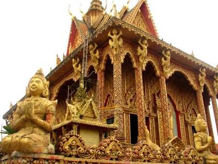 Bên ngoài và trong ngôi chánh điện.