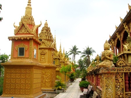 Khuôn viên chùa rộng lớn với những am thờ, vườn cây xanh tươi...