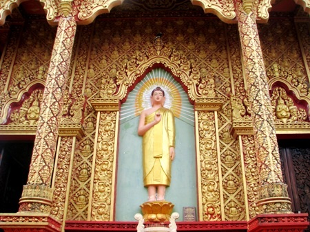 Bên ngoài và trong ngôi chánh điện.