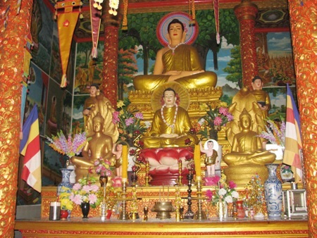 Bên ngoài và trong ngôi chánh điện.