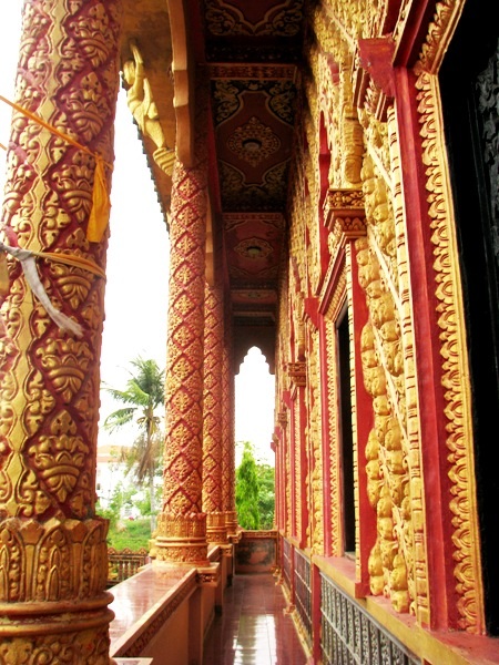 Bên ngoài và trong ngôi chánh điện.