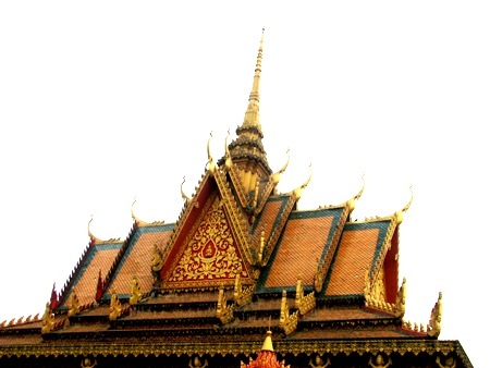 Bên ngoài và trong ngôi chánh điện.