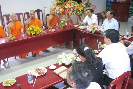 Đoàn Ủy ban Dân tộc thăm, chúc Tết cổ truyền tại chùa phường 1, TP Cà Mau, tỉnh Cà Mau.