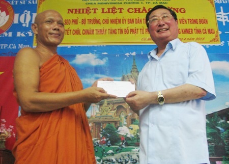 Bộ trưởng Giàng Seo Phử tặng quà Tết cho chư tăng Cà Mau.