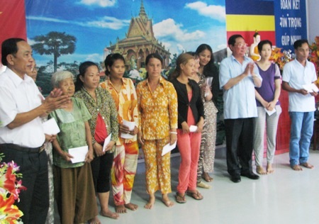 Bộ trưởng Giàng Seo Phử và lãnh đạo tỉnh Cà Mau tặng quà Tết cho bà con dân tộc Khmer nghèo.