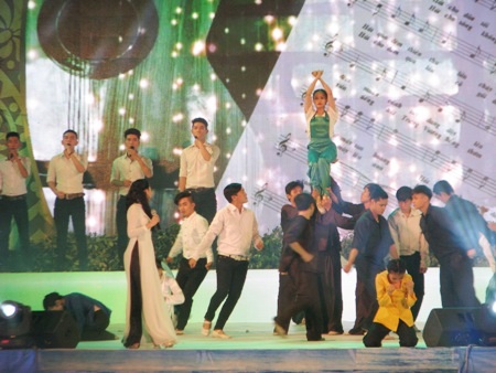 Một tiết mục múa hát qua bài Hát cho dân tôi nghe.