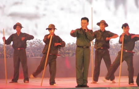 Tạ Minh Tâm thể hiện một ca khúc cách mạng mừng giải phóng.