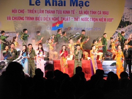 Một số hình ảnh ca múa trong đêm diễn.