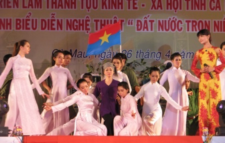 Một số hình ảnh ca múa trong đêm diễn.