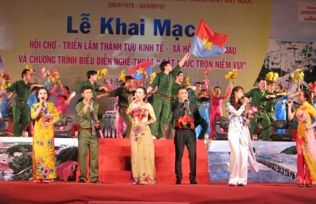 Một số hình ảnh ca múa trong đêm diễn.