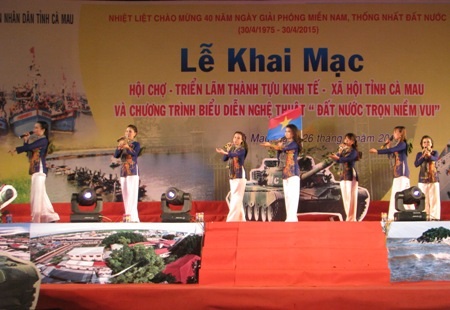 Một số hình ảnh ca múa trong đêm diễn.