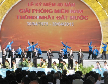 Các cô gái đang thể hiện bài Những cô gái đồng bằng sông Cửu Long.