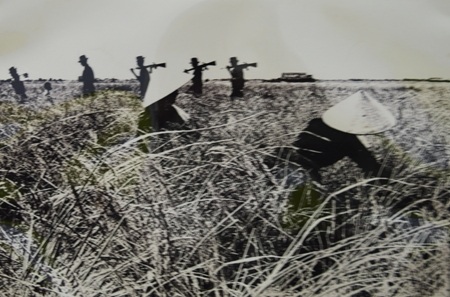 Kiên quyết bám đất, bám làng ở huyện Mỹ Xuyên năm 1972.